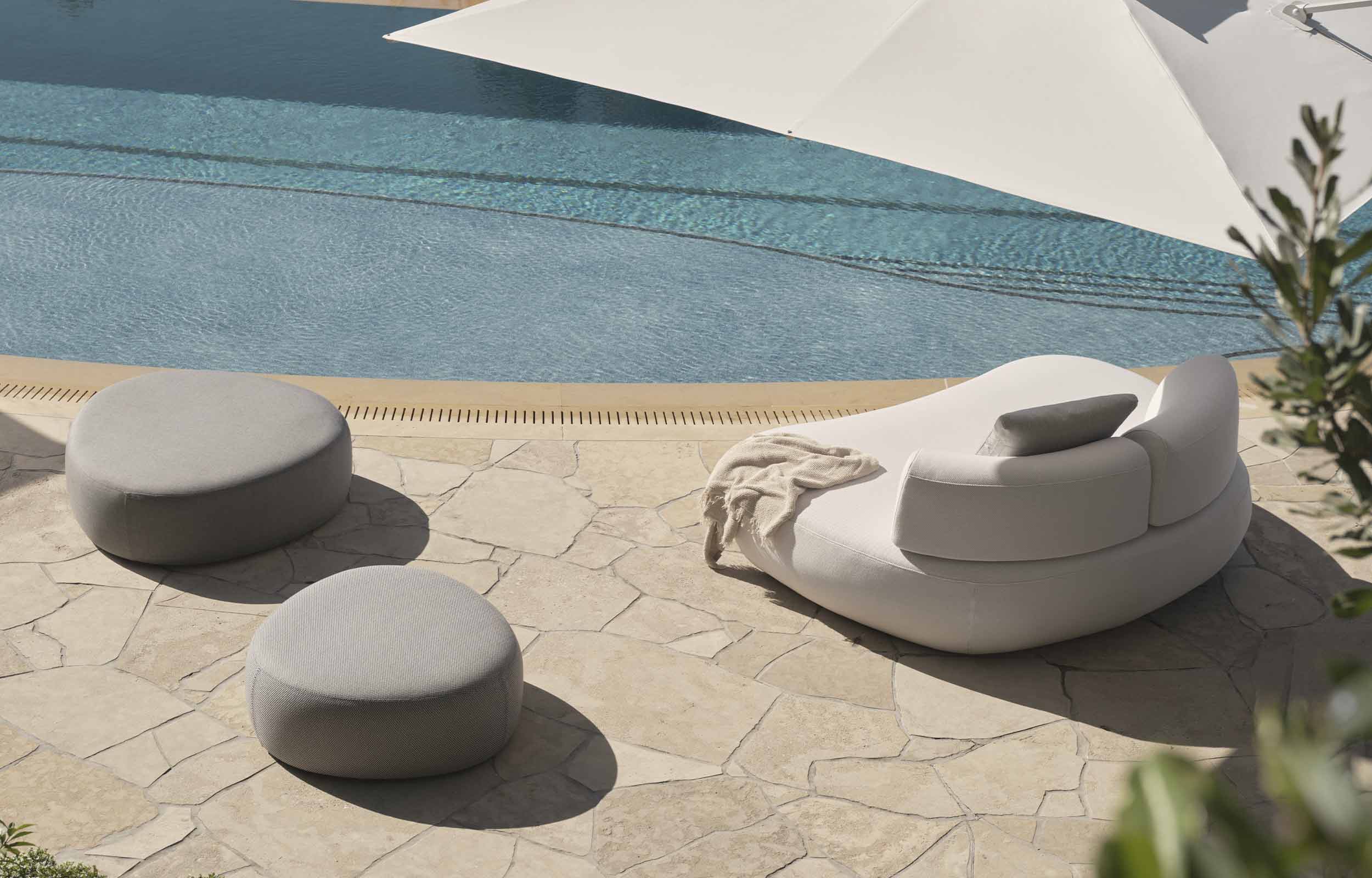 Aura on sale outdoor sofa
