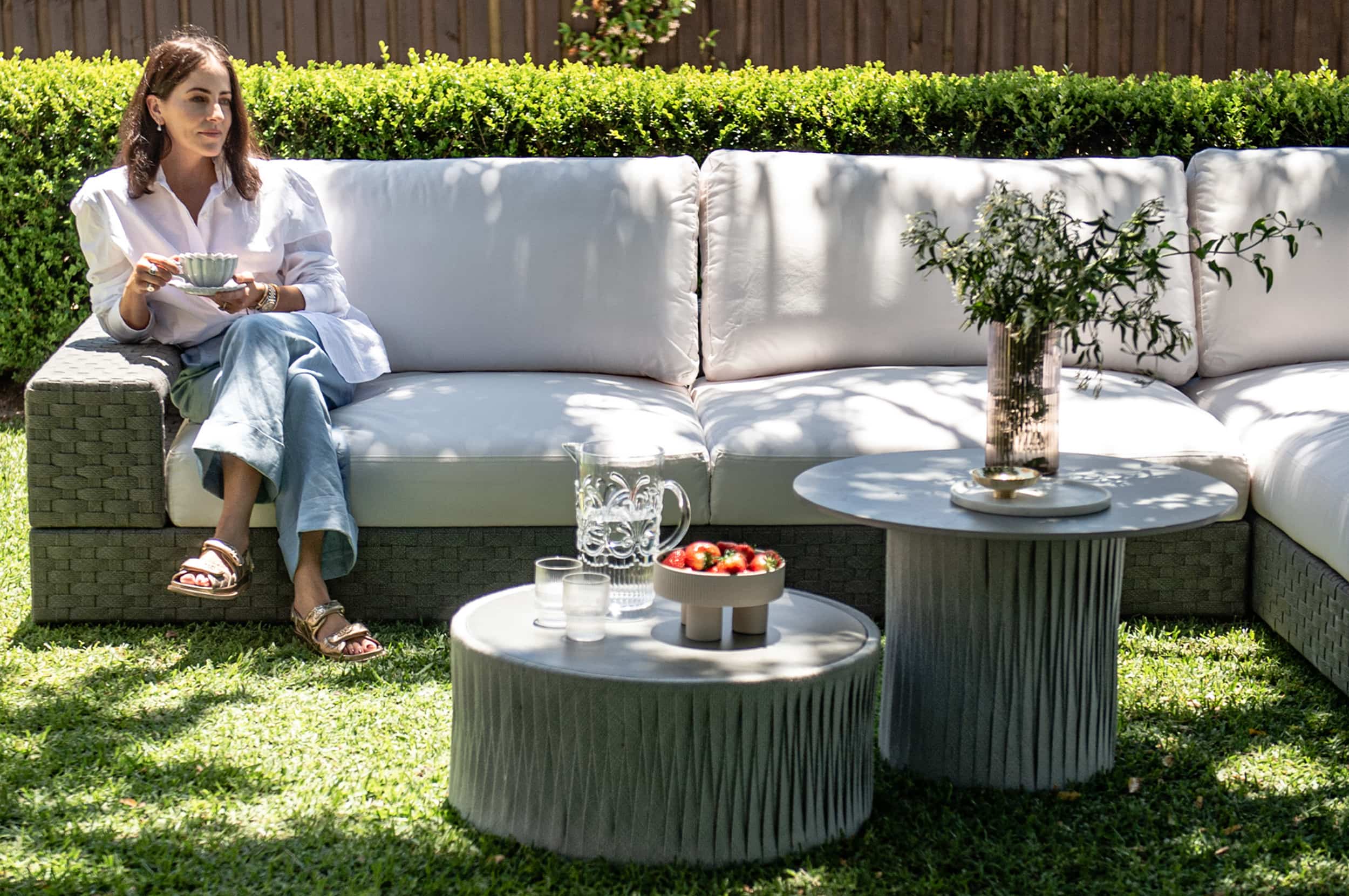 Outdoor pedestal hot sale coffee table